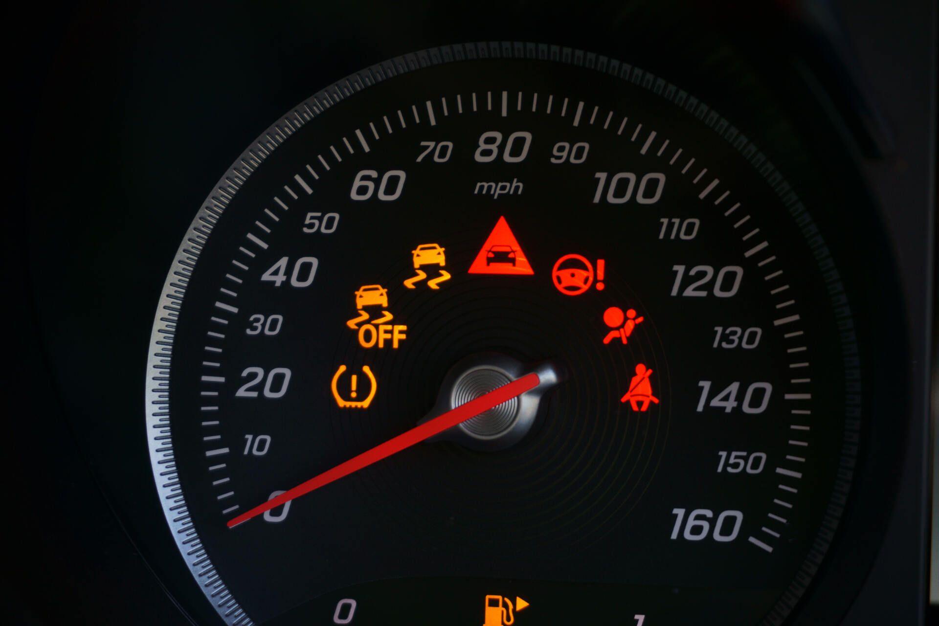 Kontrolki ostrzegawcze w samochodzie - co oznaczają?